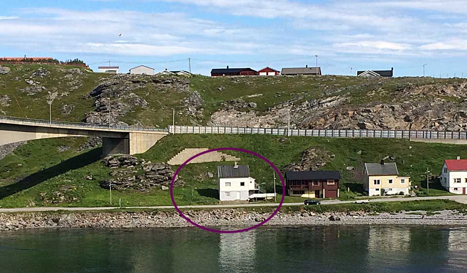 Fiskecampens hovedkvarter i Havøysund sett på avstand